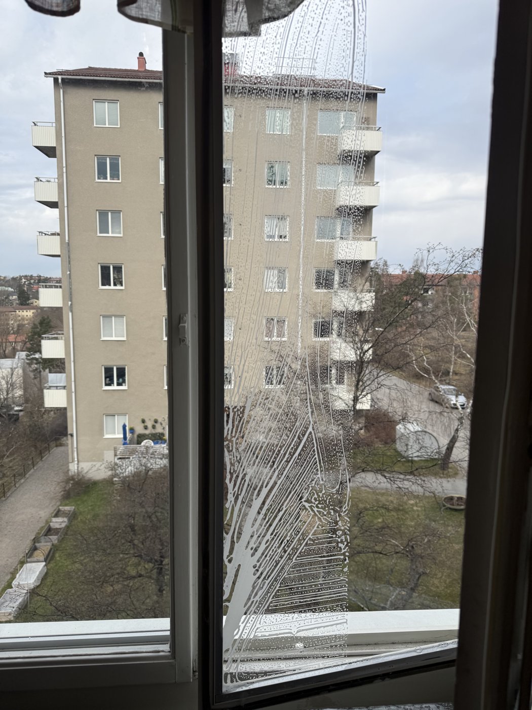 Fönster innan putsning — synliga fläckar