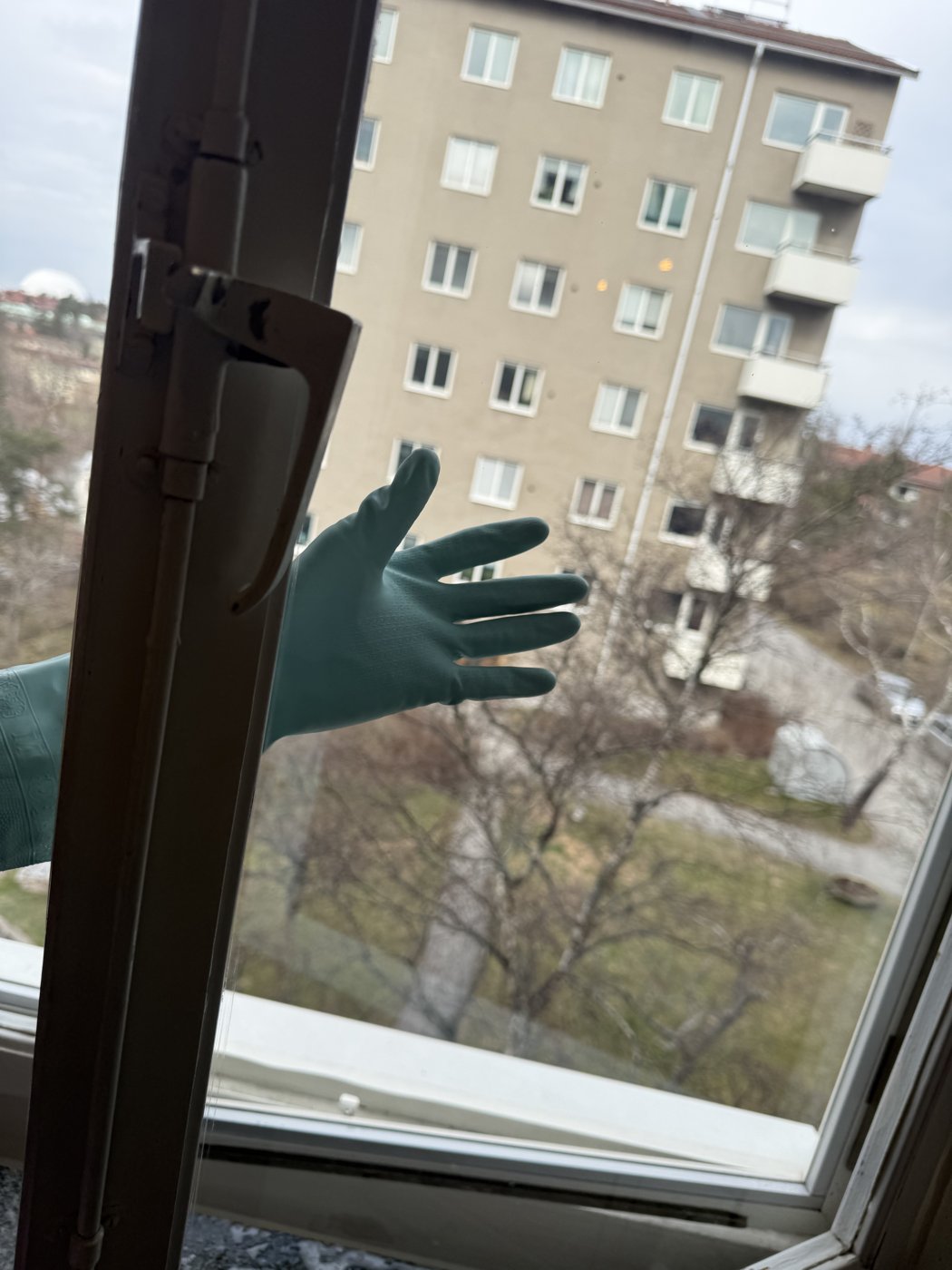 George arbetar professionellt med fönsterputs