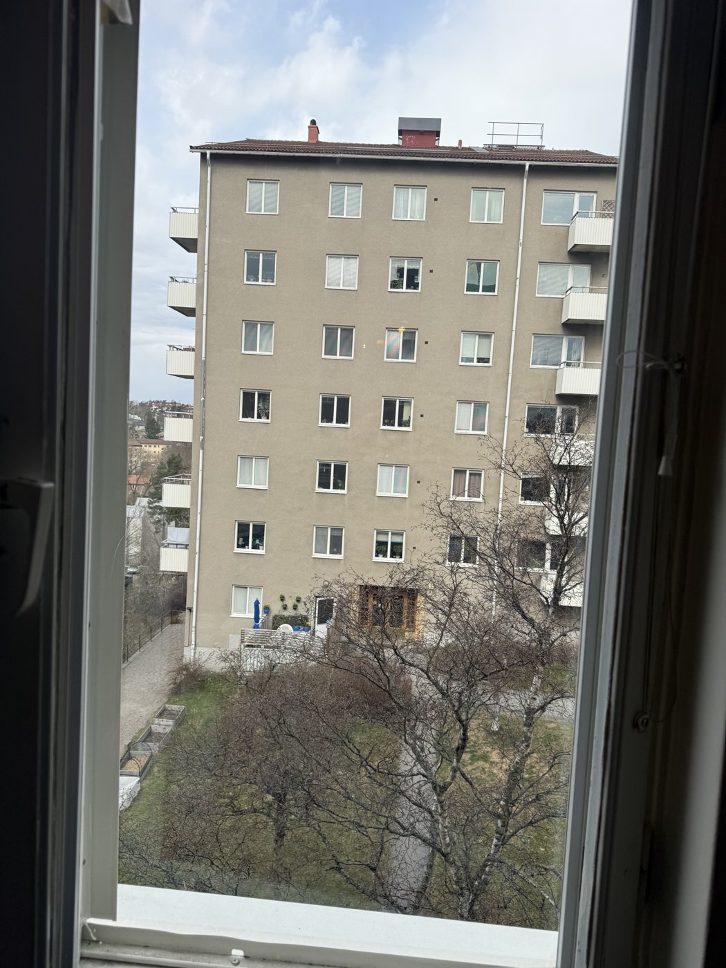 Kristallklart fönster efter putsning